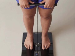 Urządzenie BodyFit jest wyposażone w uchwyt z wbudowanymi elektrodami