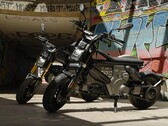 Nowy CE 02 BMW to zelektryfikowany motorower-motocykl, który ma charakter w pikach. (Źródło zdjęcia: BMW)