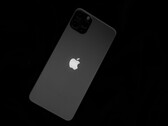 Tył telefonu iPhone z logo Apple na czarnym tle