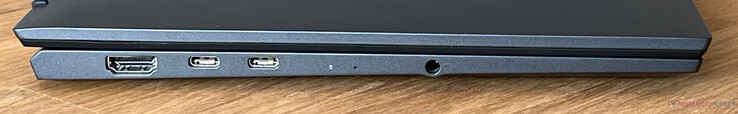 Po lewej: HDMI 2.1, 2x USB-C 4.0 z Thunderbolt 4 (40 GBit/s, tryb DisplayPort ALT, Power Delivery 3.0), 3,5-mm audio