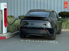 Nowy kolor Diamond Black Model Y jest błyszczący z daleka, ale bardziej złożony z bliska. (Źródło zdjęcia: Sawyer Merritt/X)