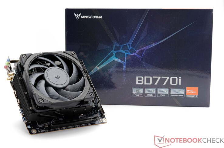 Minisforum BD770i z zainstalowanym wentylatorem Noctua NF-A12x25