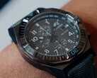 Zbliżenie na zegarek Citizen Nighthawk CA0897-04H z ciemnoszarą tarczą.