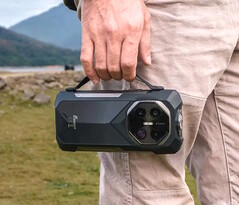 Smartfon Fossibot F113 ma wygodny pasek do przenoszenia z boku. (Źródło zdjęcia: Fossibot)