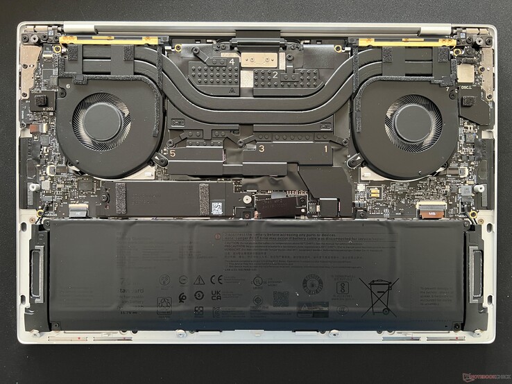 Dell XPS 14 dla porównania. Rozwiązanie chłodzące jest nieco zmienione w przypadku konfiguracji z grafiką RTX 4050