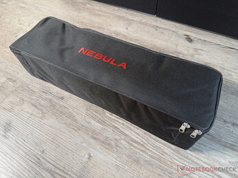 Ekran znajduje się w tej kompaktowej torbie