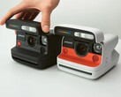 Aparat natychmiastowy Polaroid Flip z systemem soczewek hiperfokalnych jest dostępny w czarnej i białej wersji kolorystycznej. (Źródło zdjęcia: Polaroid)