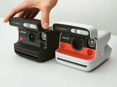 Aparat natychmiastowy Polaroid Flip z systemem soczewek hiperfokalnych jest dostępny w czarnej i białej wersji kolorystycznej. (Źródło zdjęcia: Polaroid)
