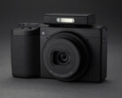 Ricoh GR IV Monochrome pokazany z opcjonalną zewnętrzną lampą błyskową. (Źródło zdjęcia: Ricoh)