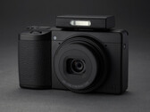 Ricoh GR IV Monochrome pokazany z opcjonalną zewnętrzną lampą błyskową. (Źródło zdjęcia: Ricoh)