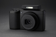 Ricoh GR IV Monochrome pokazany z opcjonalną zewnętrzną lampą błyskową. (Źródło zdjęcia: Ricoh)