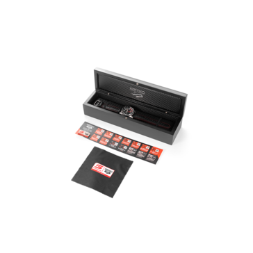 Pudełko zawiera przypinkę Seiko Supercars, markową ściereczkę do czyszczenia i indywidualnie numerowany certyfikat