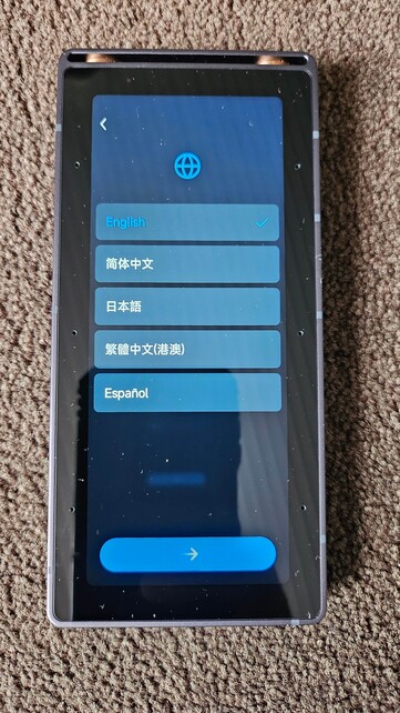 Rejestrator iFLYTEK AI Recorder S6 oferuje pięć języków systemowych, ale nie ma wśród nich niemieckiego ani francuskiego.