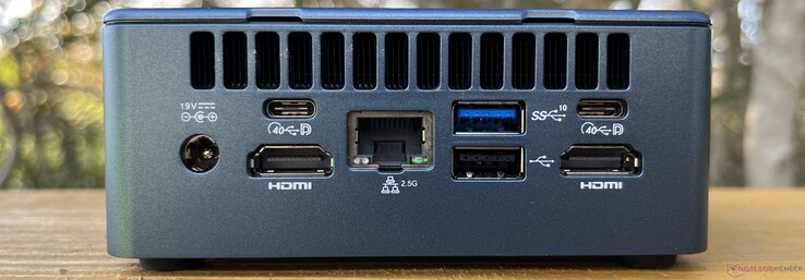 Tył: Wejście DC, 2x USB4 (40 Gb/s, DisplayPort), 2x HDMI 2.0, Ethernet (2,5 G), 1x USB-A 3.2 Gen 2 (10 Gb/s), USB-A 2.0