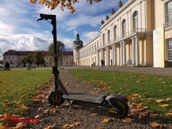 Hulajnoga Segway Ninebot KickScooter Max G2 została dostarczona przez firmę Segway