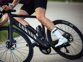 Rower elektryczny Canyon Endurace:ONfly (na zdjęciu) ma smukłego pilota zamontowanego na kierownicy, który przełącza tryby i wyświetla stan wspomagania. (Źródło zdjęcia: Canyon)