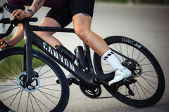 Rower elektryczny Canyon Endurace:ONfly (na zdjęciu) ma smukłego pilota zamontowanego na kierownicy, który przełącza tryby i wyświetla stan wspomagania. (Źródło zdjęcia: Canyon)