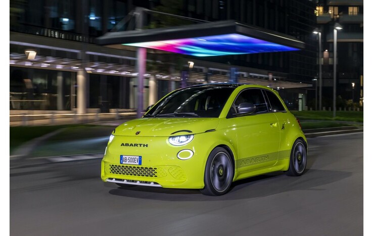 Nowy Abarth 500e w kolorze Acid Green. (Źródło: Abarth)