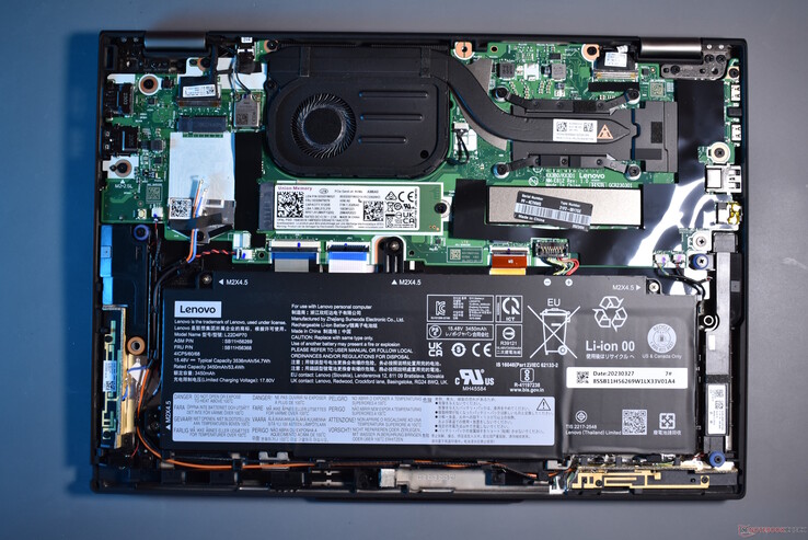 Lenovo ThinkPad X13 Yoga G4: widok wewnętrzny