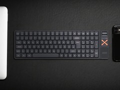 Bezprzewodowa klawiatura mechaniczna Iqunix Magi96 na biurku z innymi technologiami