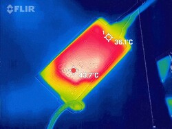 Zasilacz osiąga temperaturę do 43,7 °C (110,6 °F) pod obciążeniem.