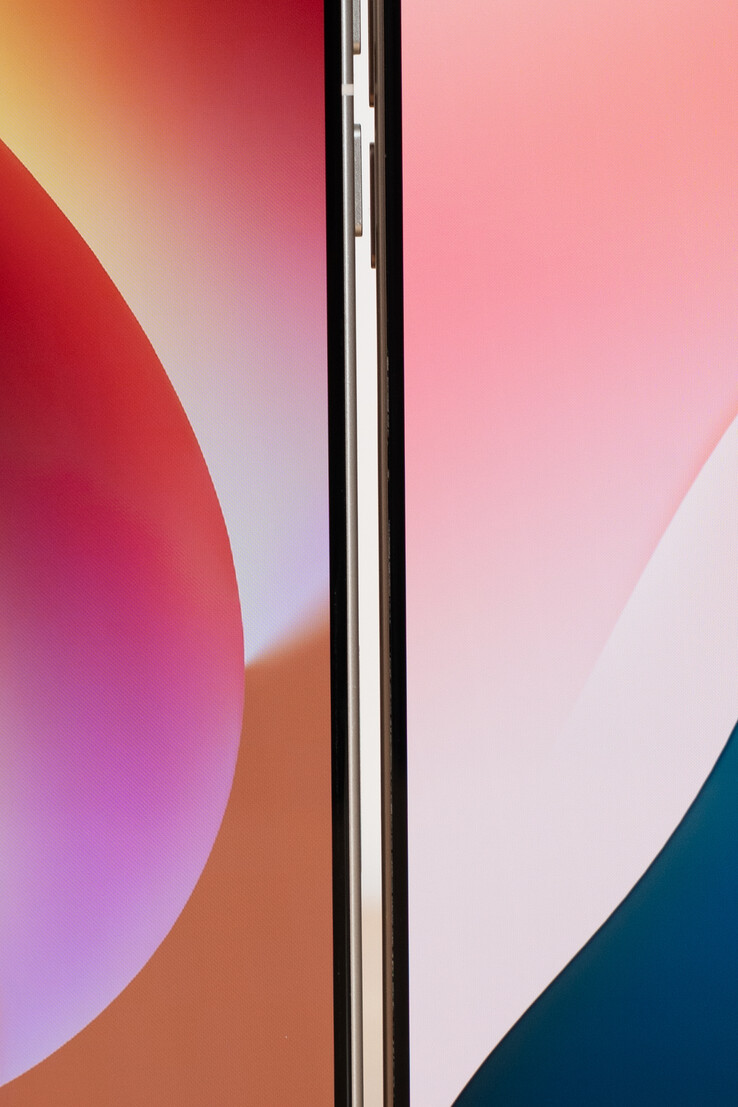Ramki wyświetlacza Oppo Find X8 Ultra (po lewej) w porównaniu do Apple iPhone 16 Pro Max