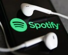 Obraz przedstawiający słuchawki na telefonie z logo Spotify. (Źródło zdjęcia: Jakub Porzycki/NurPhoto - Getty Images)