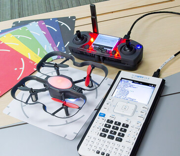 Kabel łączy kalkulator graficzny TI Nspire CX II z kontrolerem Robolink CoDrone Edu w celu programowania drona. (Źródło obrazu: TI)