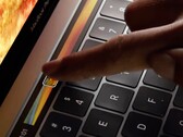 Problemy z MacBookiem Pro z paskiem Touch Bar nie mają końca. (Zdjęcie: Apple)