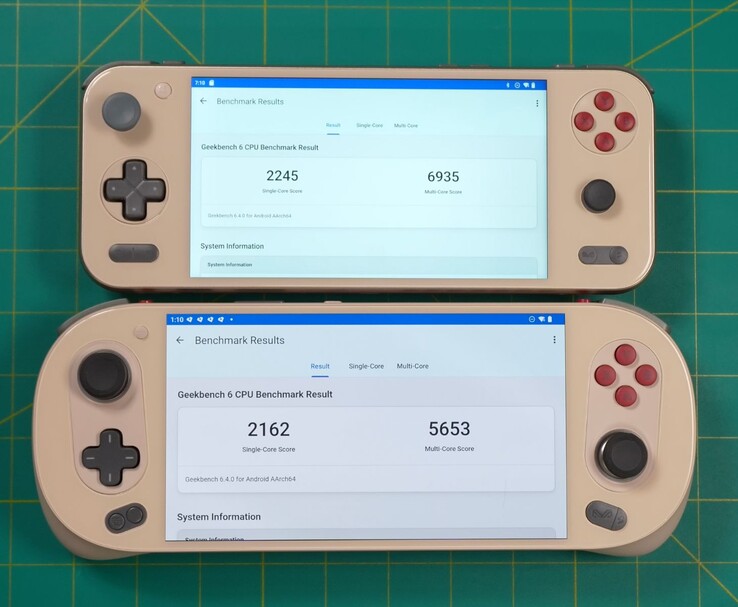 Ayaneo Pocket S2 (u góry) i Ayaneo Pocket Evo (u dołu) wyświetlające wyniki benchmarku procesora Geekbench 6, pokazujące wyższe wyniki jednordzeniowe i wielordzeniowe na Pocket S2. (Źródło obrazu: Retro Game Corps)