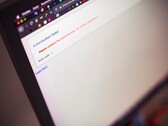 Ekran laptopa wyświetlający komunikat o błędzie „Uwierzytelnienie nie powiodło się” po nieudanej próbie logowania.