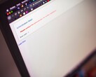Ekran laptopa wyświetlający komunikat o błędzie „Uwierzytelnienie nie powiodło się” po nieudanej próbie logowania.
