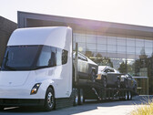 Tesla drażniła się również z Cybertruckiem z tyłu swojego Semi, wskazując, że być może niektóre dostawy będą realizowane za pośrednictwem wozidła elektrycznego. (Źródło zdjęcia: Tesla)