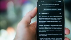 Ktoś korzysta z telefonu, aby znaleźć restaurację za pomocą Gemini
