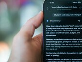 Ktoś korzysta z telefonu, aby znaleźć restaurację za pomocą Gemini