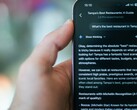 Ktoś korzysta z telefonu, aby znaleźć restaurację za pomocą Gemini