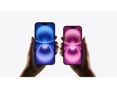 Zdjęcie promocyjne iPhone&#039;a 16, które pokazuje dwie pary rąk trzymających dwa różne warianty kolorystyczne na szarym tle. (Źródło obrazu: Apple)