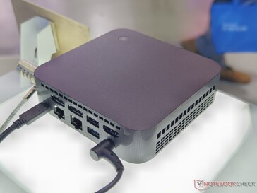 Tylne porty Asus ExpertCenter PN54 (źródło obrazu: Notebookcheck)