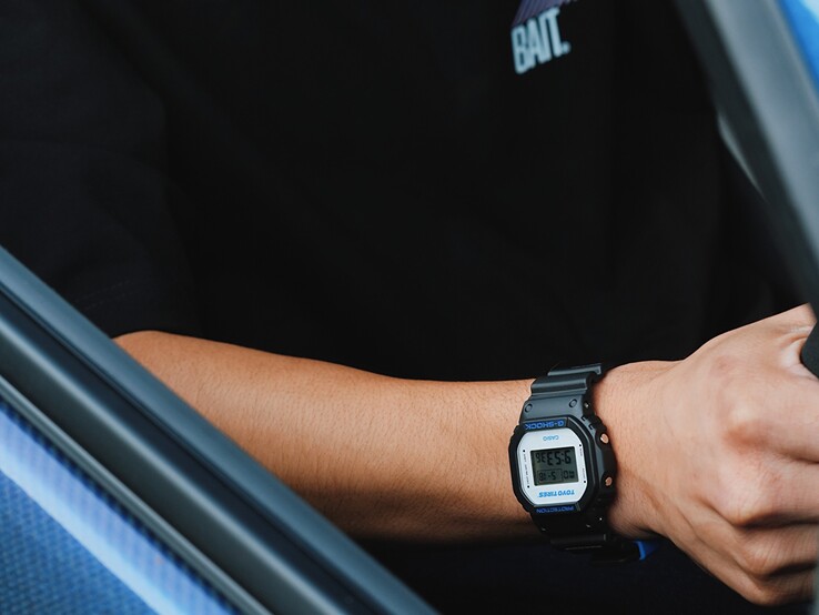 Model DW5600TT25-1 zachowuje kompaktowe wymiary i możliwość codziennego noszenia kultowego kwadratowego zegarka G-Shock.