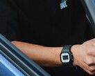 Osoba nosząca zegarek Casio G-Shock DW5600TT25-1 x Toyo Tires, siedząca w samochodzie.