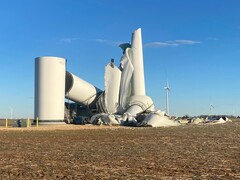 Zawalona turbina na farmie wiatrowej Frontier II w Oklahomie. (Źródło zdjęcia: Kildare Fire Department)