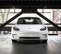 Tesla Model 3. Nowy raport ujawnia, że pojazdy elektryczne, w tym Tesle, amortyzują się szybciej niż ICE (źródło zdjęcia: Charlie Deets na Unsplash)