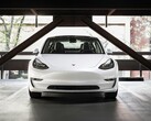 Tesla Model 3. Nowy raport ujawnia, że pojazdy elektryczne, w tym Tesle, amortyzują się szybciej niż ICE (źródło zdjęcia: Charlie Deets na Unsplash)