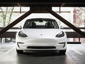 Tesla Model 3. Nowy raport ujawnia, że pojazdy elektryczne, w tym Tesle, amortyzują się szybciej niż ICE (źródło zdjęcia: Charlie Deets na Unsplash)