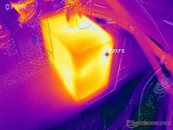 Zasilacz AC pozostaje stosunkowo chłodny w temperaturze poniżej 28 C podczas pracy z wymagającymi obciążeniami