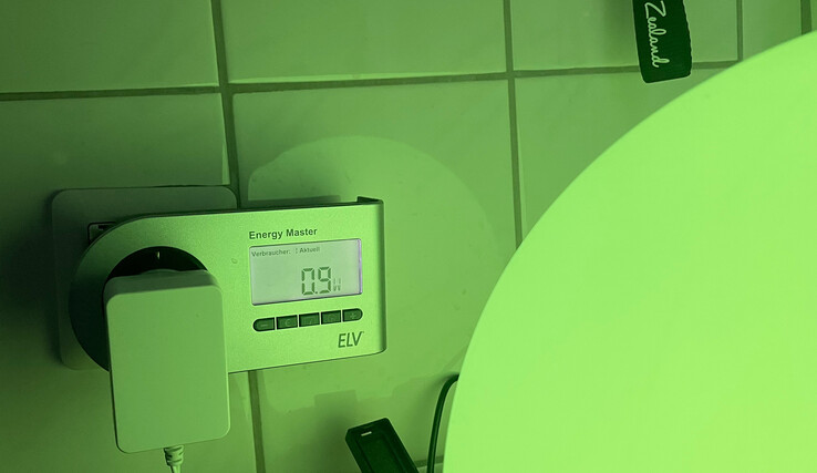 Maksymalnie 1 wat (tutaj 0,9 wata) jest zużywany przez Eve Flare, gdy jest ustawiony na zielono. (zdjęcie: Andreas Sebayang/Notebookcheck.com)
