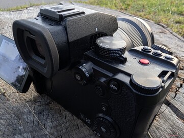 Mnóstwo przycisków i pokręteł: Lumix S5-II