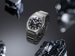 King Seiko HKF003 ze stylizowanym tłem.