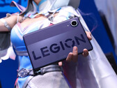 Legion Y700 Infinite ma być lekkim i smukłym tabletem. Na zdjęciu: obraz przedstawiający tablet trzymany przez cosplayera. 