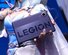 Legion Y700 Infinite ma być lekkim i smukłym tabletem. Na zdjęciu: obraz przedstawiający tablet trzymany przez cosplayera.